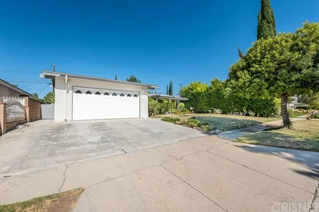Single-story house with white garage and driveway in California